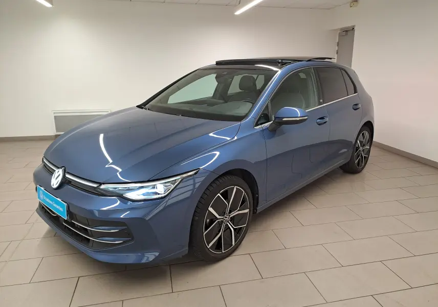 Vue 3/4 avant droite d’une Volkswagen Golf 1.5 eTSI 150 DSG7 Edition 50 en bleu Anémone avec toit ouvrant panoramique et phares LED Matrix.