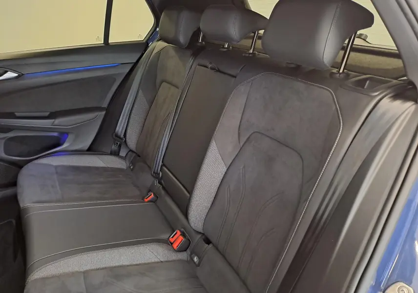 Vue intérieure côté droit des sièges arrière en tissu et alcantara gris foncé de la Volkswagen Golf 1.5 eTSI 150 DSG7 Bleu Anémone 2024.