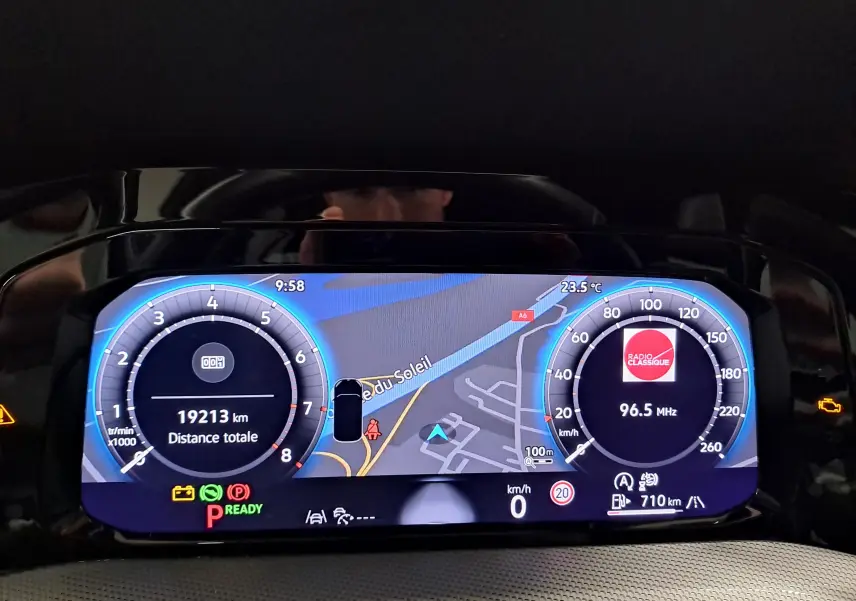 Tableau de bord numérique de Volkswagen Golf Bleu Anémone 2024 affichant la navigation et compteurs à 9h58.