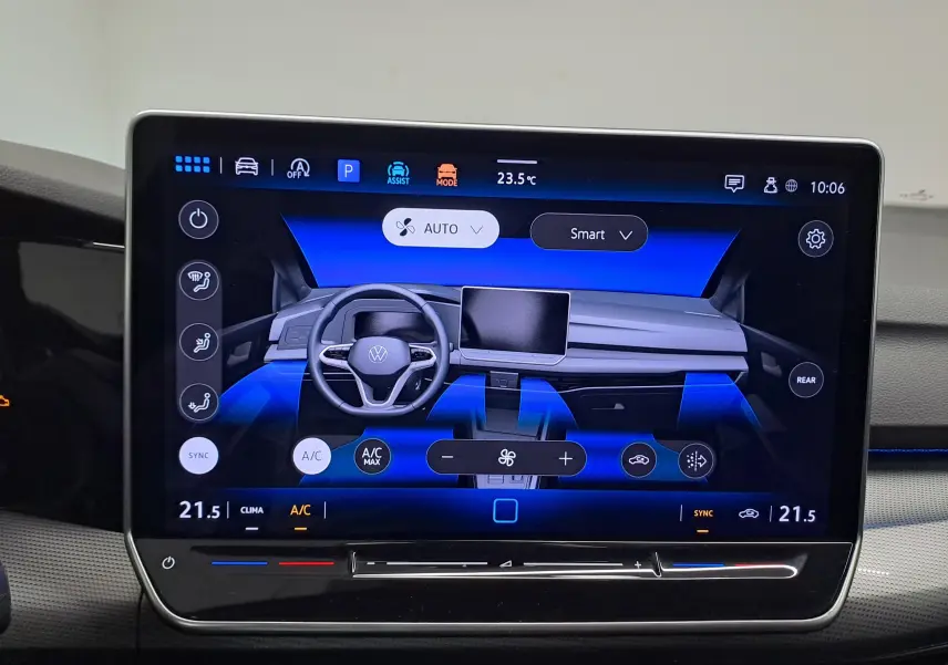 Écran tactile central de la Volkswagen Golf 1.5 eTSI 150 DSG7 Edition 50 avec interface climatisation et tableau de bord digital.