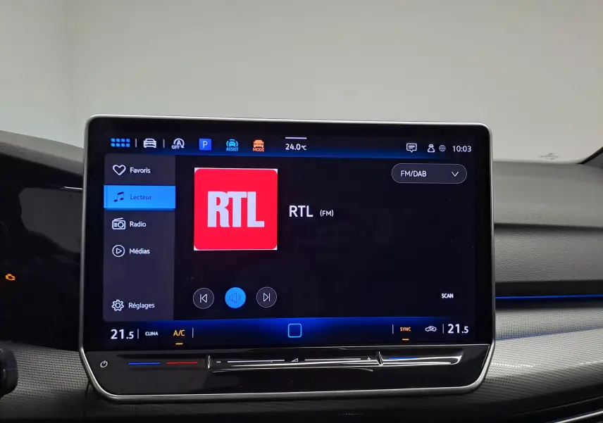 Écran tactile central de la Volkswagen Golf 2024 affichant la radio RTL avec interface moderne et ambiance intérieure sobre.