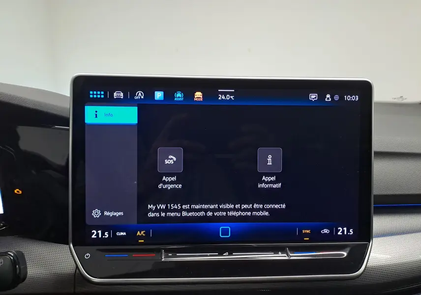 Écran tactile central de la Volkswagen Golf 2024 affichant les options d'appel d'urgence et d'appel informatif.
