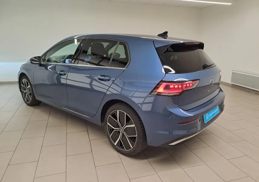 Vue 3/4 arrière droite d’une Volkswagen Golf 1.5 eTSI 150 DSG7 Edition 50 en bleu Anémone avec feux LED et toit ouvrant panoramique.