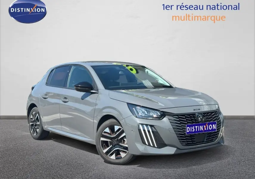 PEUGEOT 208 gris Selenium en 3/4 avant droit, avec calandre noire et jantes alliage distinctives.