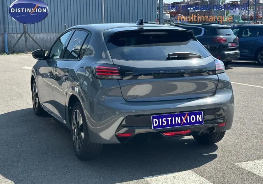 Vue 3/4 arrière droite d'une Peugeot 208 2025 gris Selenium avec feux arrière LED et jantes alu.