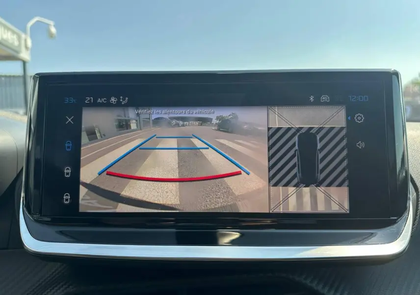 Écran tactile intérieur montrant la caméra de recul et l’aide au stationnement de la Peugeot 208 gris Selenium.