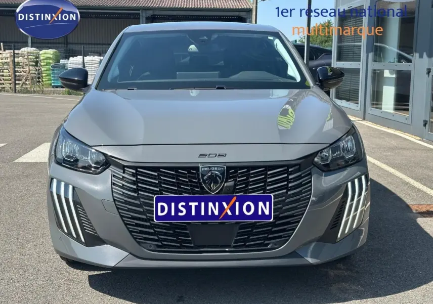Vue avant d'une Peugeot 208 gris Selenium avec calandre noire et feux LED verticaux distinctifs.