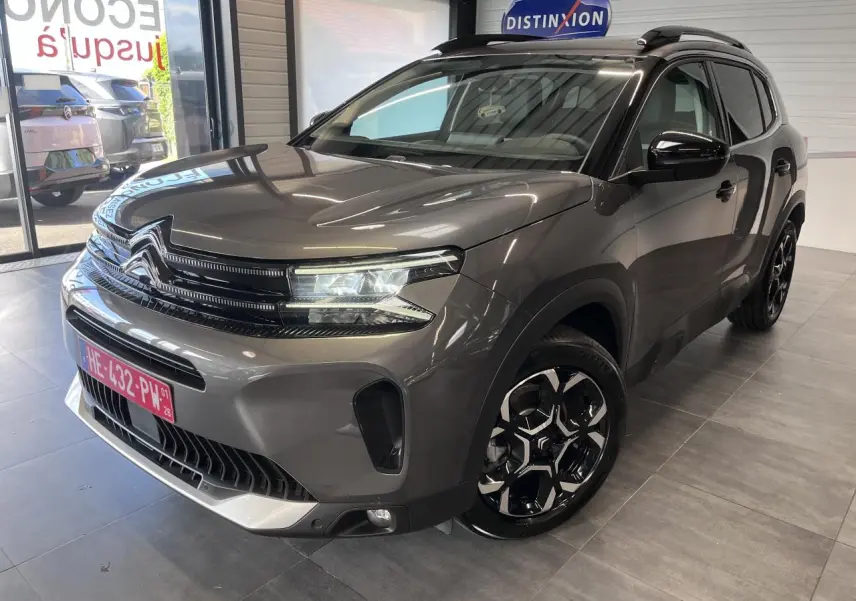 Citroën C5 Aircross gris platinium en 3/4 avant droit, avec jantes alliage bi-ton et calandre noir brillant.