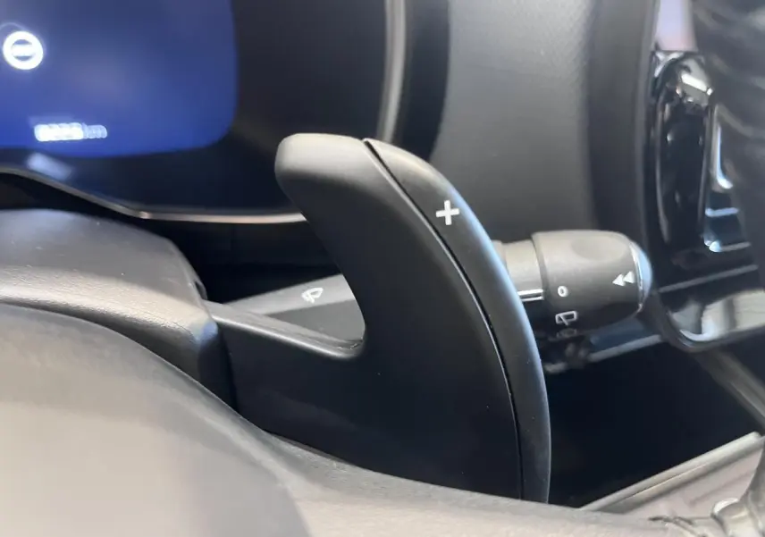 Gros plan sur la palette de changement de vitesse + au volant d'une Citroën C5 Aircross 2025 gris platinium.