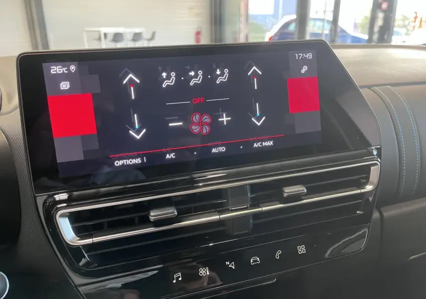 Gros plan sur l’écran tactile et les aérateurs du tableau de bord noir du Citroën C5 Aircross gris platinium.