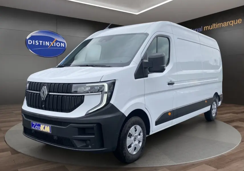 Renault Master blanc en 3/4 avant droit, avec calandre noire et feux LED caractéristiques visibles.