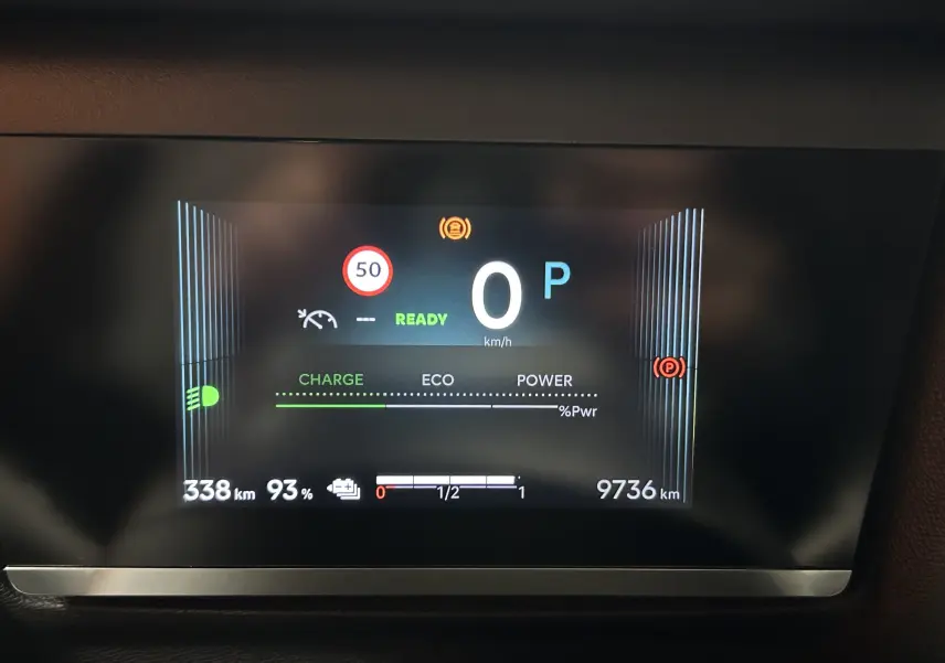 Tableau de bord numérique de Citroën E-C4 2025 montrant vitesse à 0 km/h et autonomie batterie à 338 km.