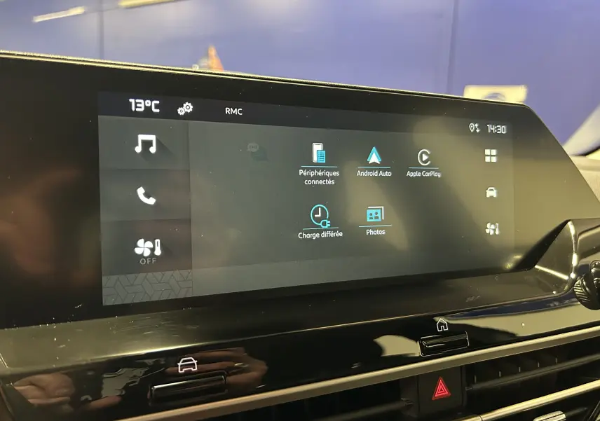 Écran tactile central du tableau de bord de la Citroën E-C4 2025, affichant les options connectées et multimédia.