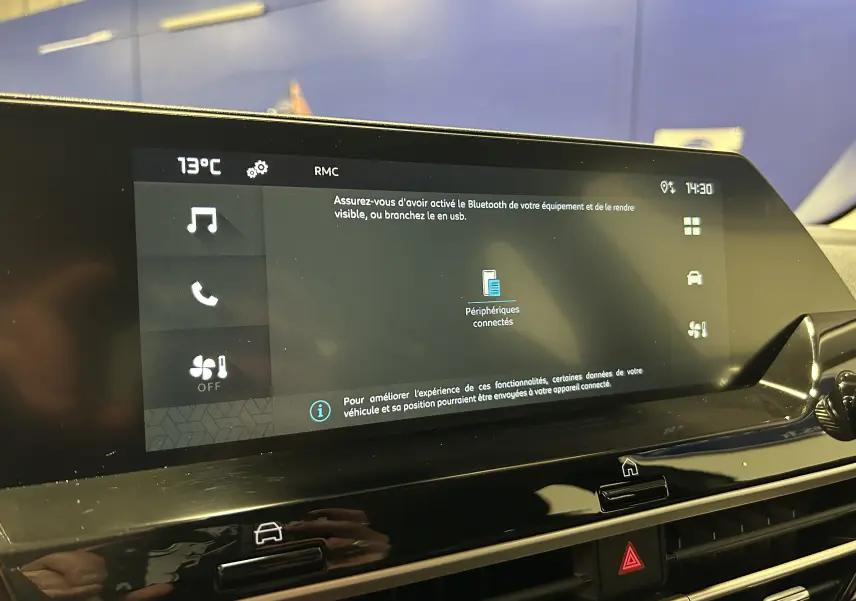 Écran tactile central de la Citroën E-C4 gris foncé, affichant les options Bluetooth et connectivité, vue intérieure frontale.