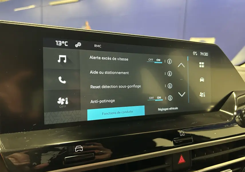 Écran tactile intérieur de la Citroën E-C4 gris foncé, affichant les réglages d’aide à la conduite.