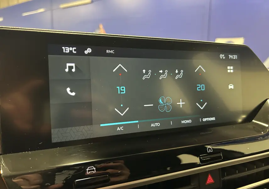 Écran tactile central affichant la climatisation avec réglages de température et ventilation dans un Citroën E-C4.