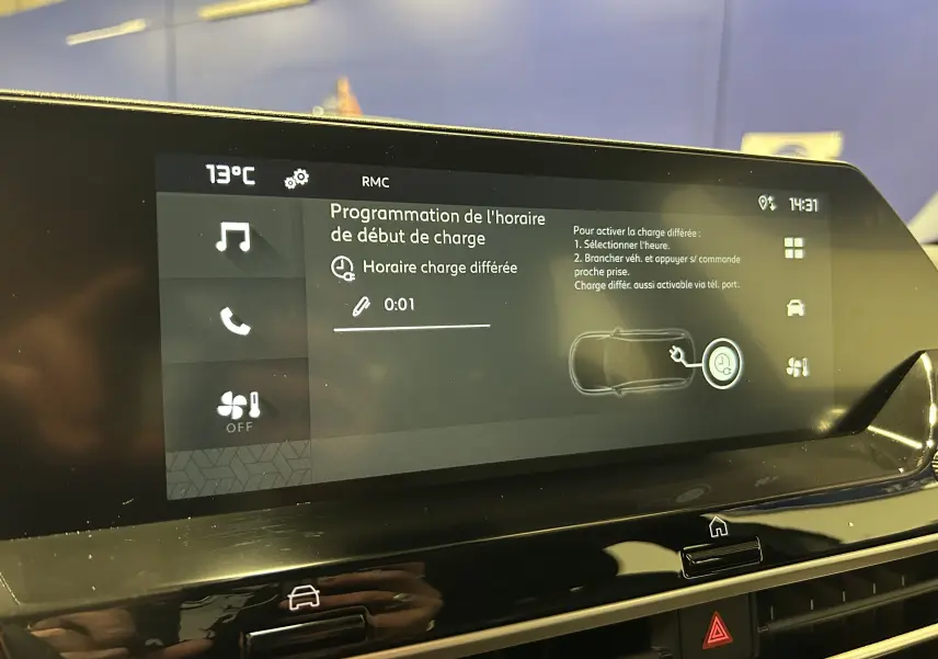 Écran tactile intérieur de la Citroën E-C4 gris foncé affichant la programmation de la charge différée.