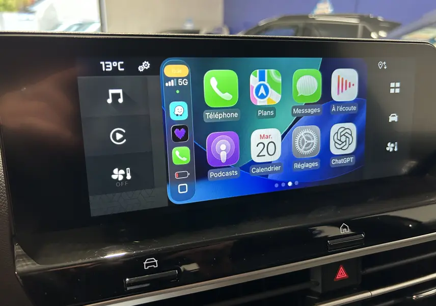 Écran tactile central du tableau de bord du Citroën E-C4 2025 affichant Apple CarPlay avec plusieurs applications.