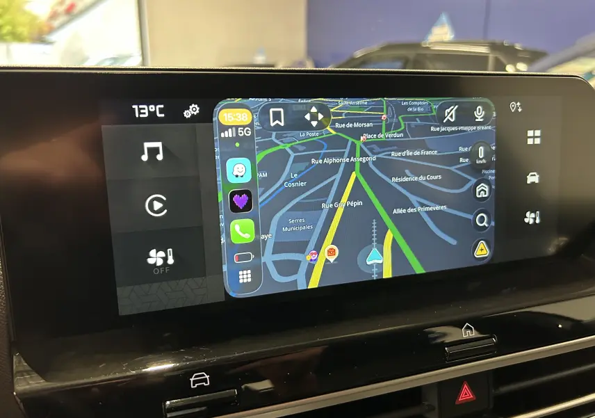 Écran tactile central du tableau de bord du Citroën E-C4 2025 affichant la navigation et les commandes multimédia.