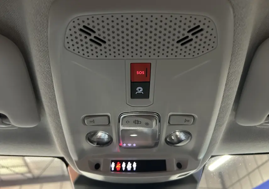 Vue intérieure du plafonnier avant avec boutons SOS et éclairage, dans une Citroën E-C4 gris foncé 2025.
