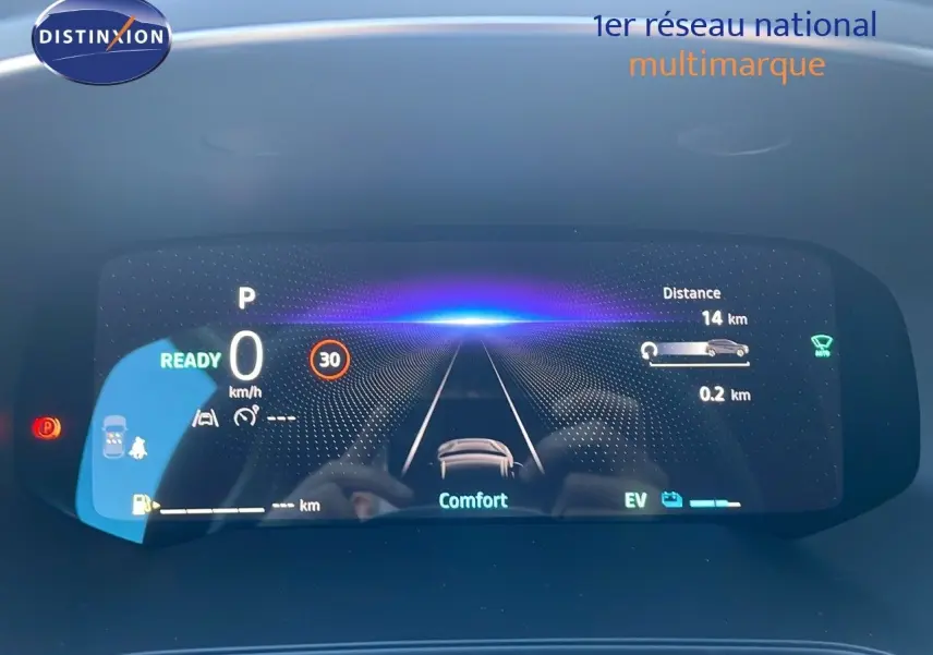 Tableau de bord numérique du Renault Captur E-Tech blanc nacré, affichant la vitesse et l'autonomie en mode confort.