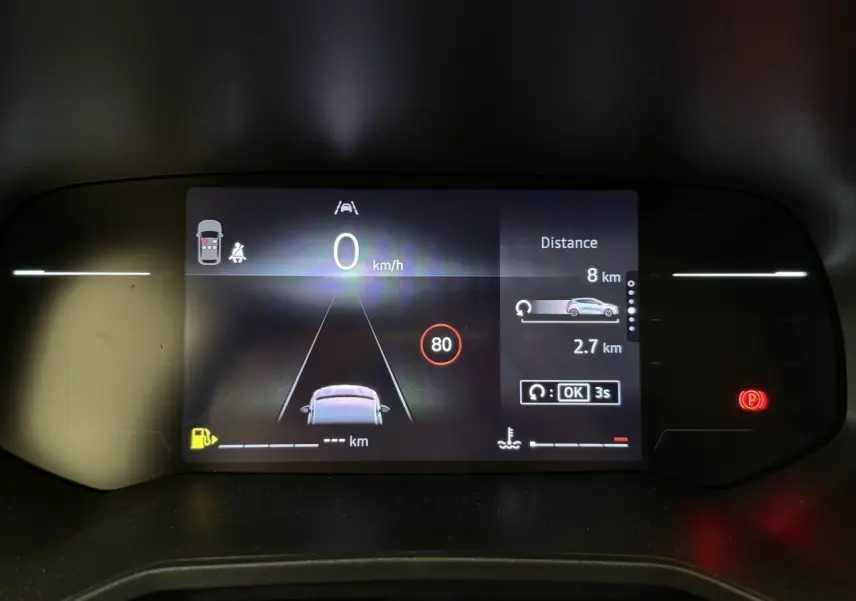 Affichage numérique du combiné d'instruments de la Renault Clio Evolution Blue dCi 100, montrant la vitesse et alertes.