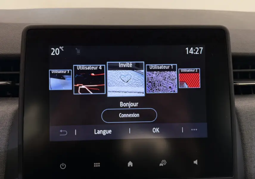 Écran tactile central de la Renault Clio noir 2025 affichant les profils utilisateurs et options de connexion.