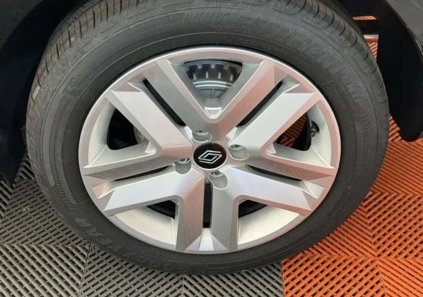 Gros plan sur la jante argentée et le pneu Goodyear d'une Renault Clio noire, vue côté droit.