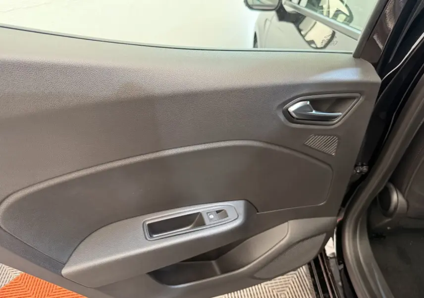 Vue intérieure de la porte arrière droite noire de la Renault Clio 2025 avec poignée et commande de vitre électrique