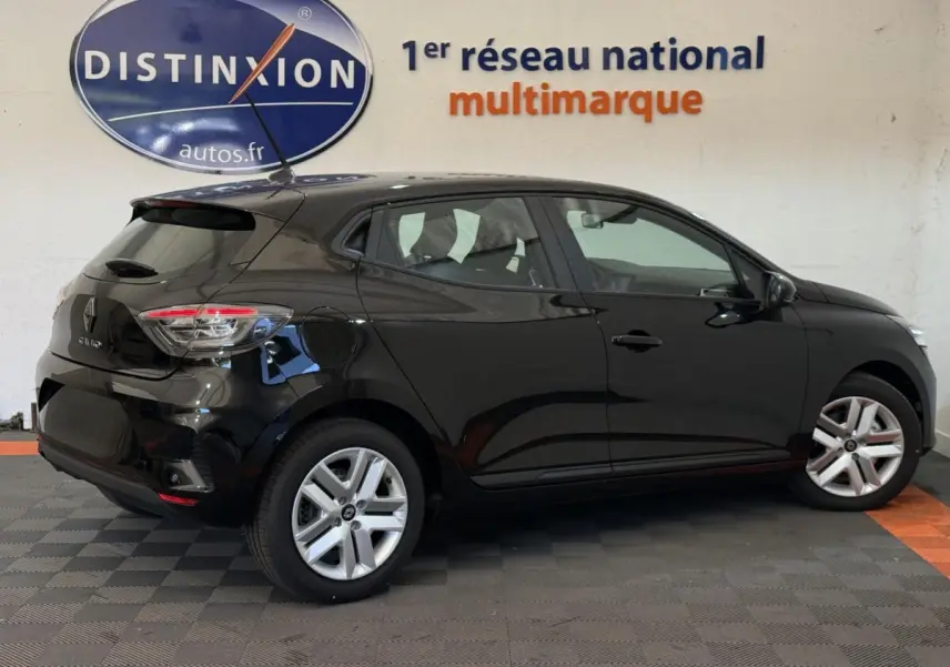 Profil côté droit d'une Renault Clio noire Evolution Blue dCi 100 de 2025, avec jantes alliage et feux arrière LED.