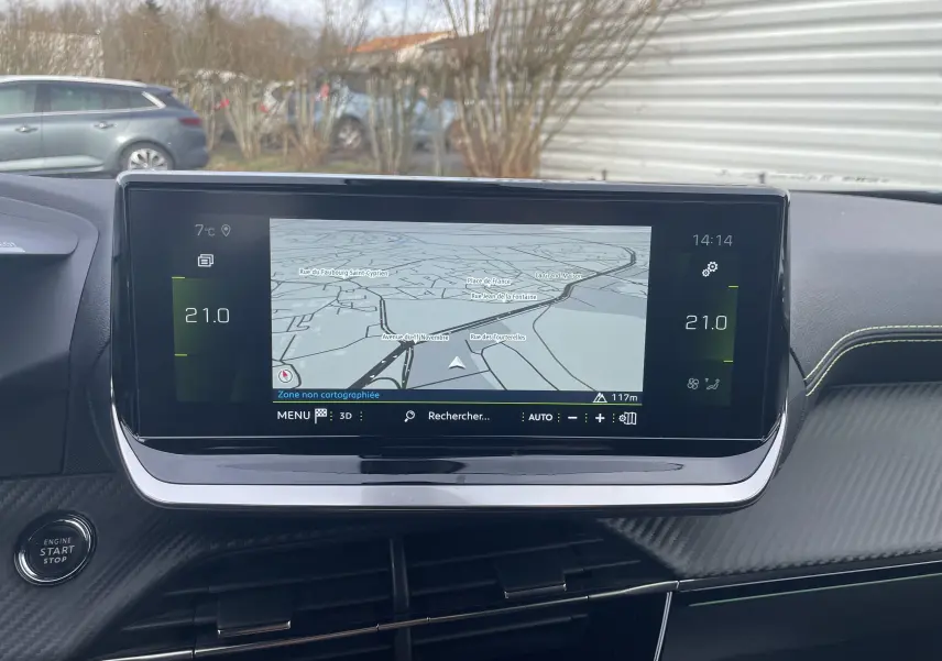 Vue rapprochée de l'écran tactile central du tableau de bord du Peugeot 2008 gris Artense, affichant la navigation GPS.