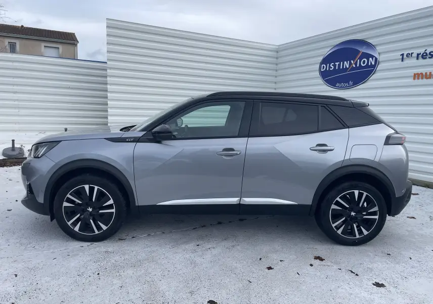 Vue latérale droite d'un Peugeot 2008 gris Artense 2022 avec toit noir et jantes alliage noires.
