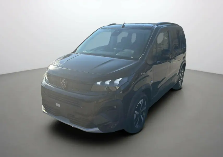Peugeot Rifter noir perla nera en 3/4 avant droit, avec jantes alu et barres de toit visibles.