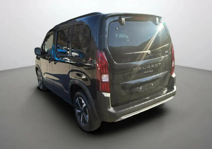 Vue 3/4 arrière droite du Peugeot Rifter noir perla nera avec vitres surteintées et jantes alliage 17 pouces.