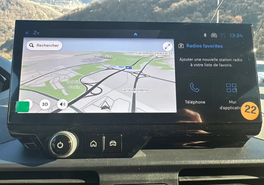 Écran tactile central du Peugeot Rifter 2025 affichant la navigation GPS avec carte en plein jour.