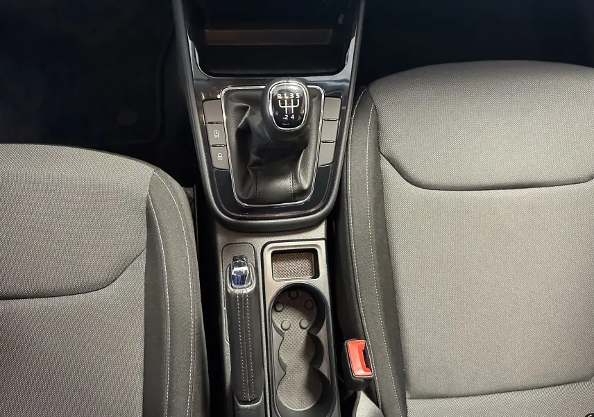 Vue plongeante sur la console centrale de la Skoda Fabia Ambition 2023 gris argent avec boîte manuelle et sièges tissu gris.