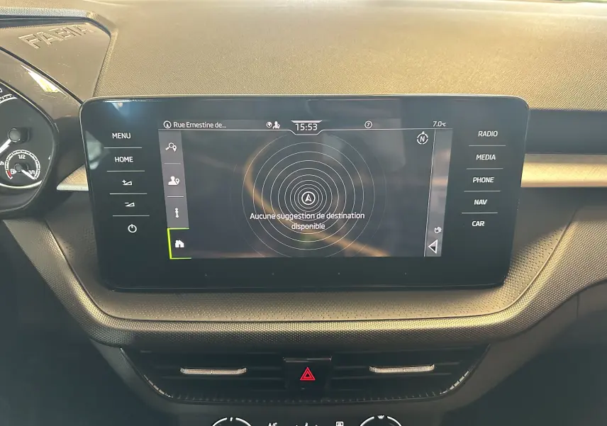 Écran tactile central du tableau de bord de la Skoda Fabia 2023 Ambition, avec commandes multimédia et navigation visibles.