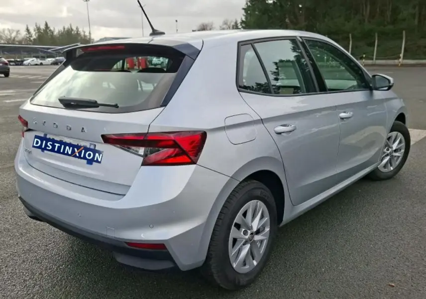 Vue 3/4 arrière droite d'une Skoda Fabia Ambition gris argent 2023 avec feux arrière LED et jantes alliage.