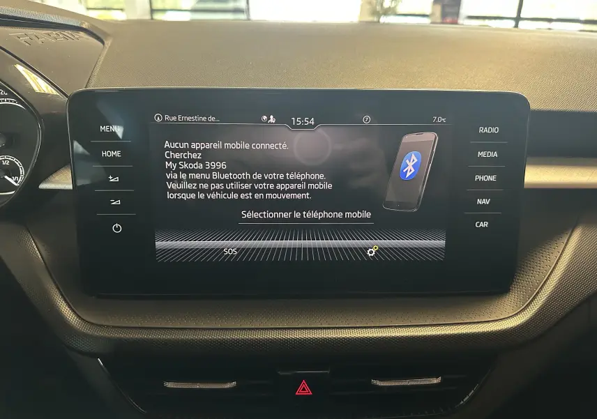 Écran tactile central de la Skoda Fabia Ambition 2023 affichant le menu Bluetooth, avec tableau de bord noir texturé.