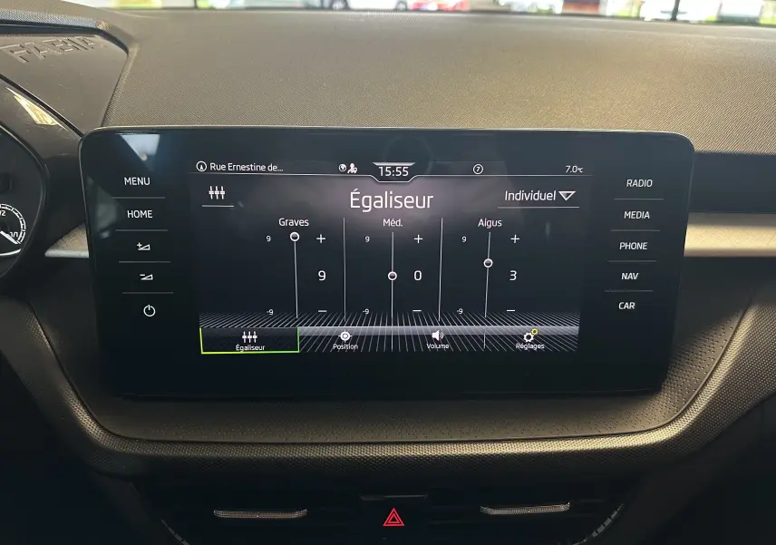 Écran tactile central du Skoda Fabia 2023 gris argent, vue frontale du tableau de bord avec égaliseur audio affiché.