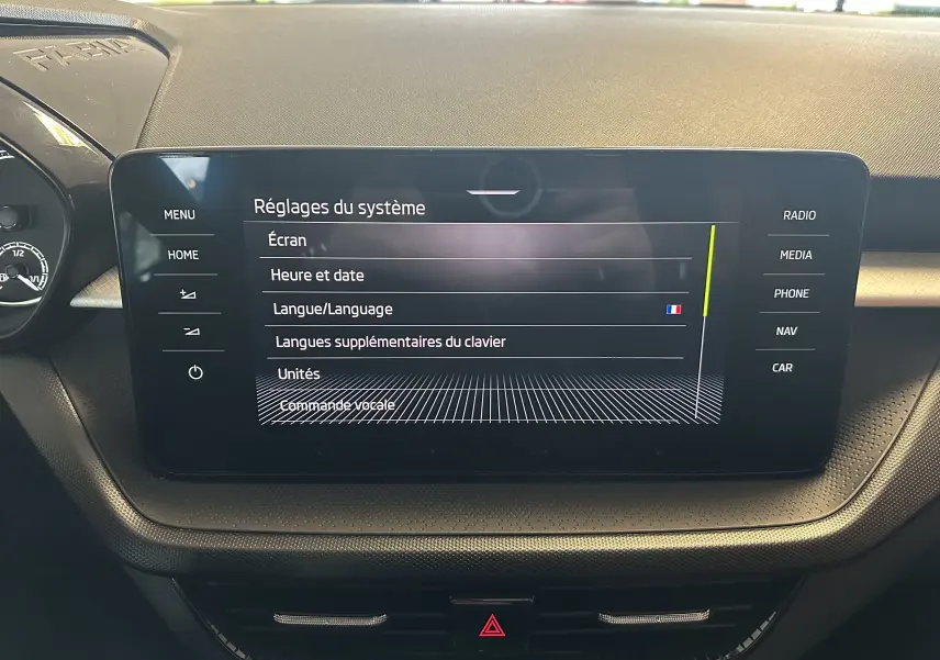 Écran tactile central du tableau de bord de la Skoda Fabia 2023, affichant les réglages système en français.
