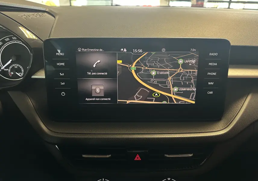 Écran tactile central du tableau de bord de la Skoda Fabia 2023 gris argent, affichant la navigation et les options multimédia.