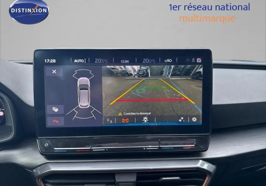 Écran tactile intérieur affichant la caméra de recul et les capteurs de stationnement de la CUPRA Leon ST gris 2024.