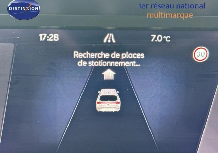 Affichage du cockpit numérique de la CUPRA Leon ST gris, vue frontale sur l'écran de recherche de places de stationnement.