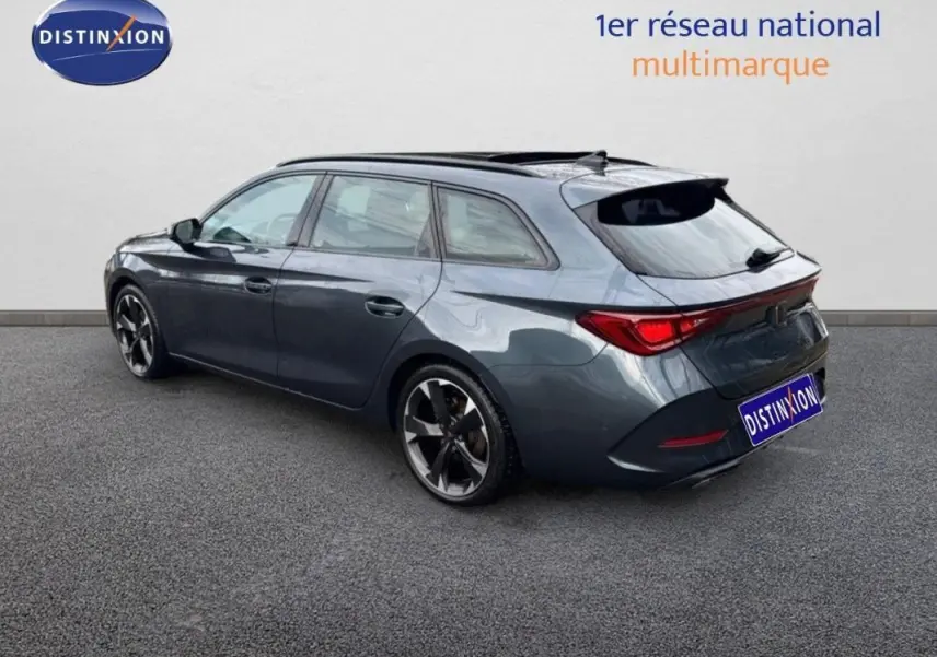 Vue 3/4 arrière droit d'une CUPRA Leon ST gris métallisé avec jantes aluminium et toit ouvrant panoramique.