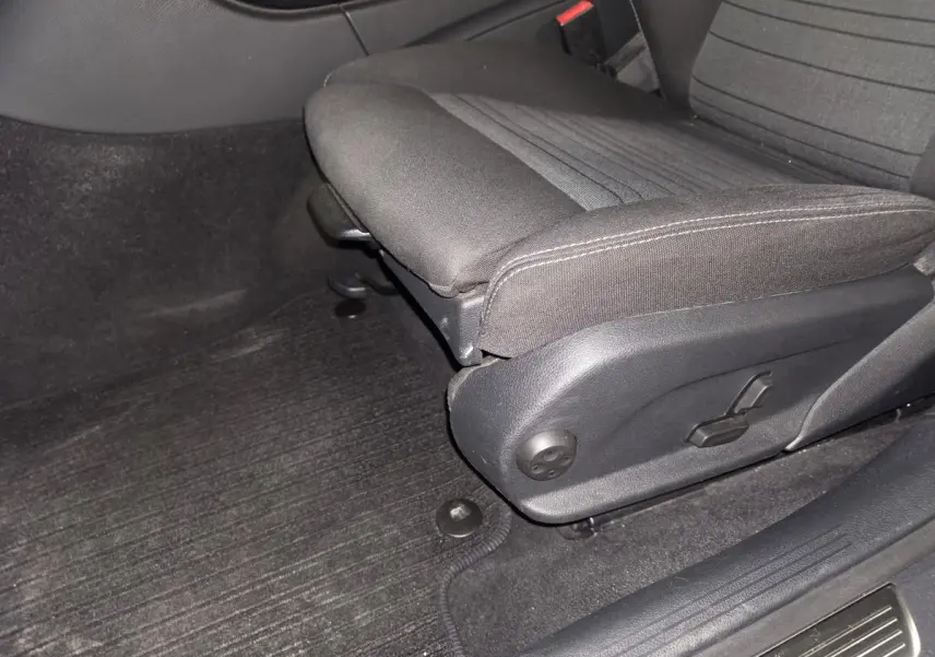 Gros plan sur le siège conducteur en tissu gris foncé de la Mercedes Classe C 200 d, côté gauche intérieur.