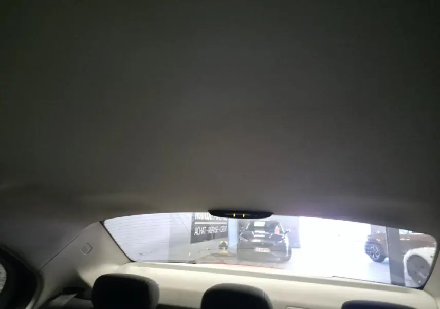 Vue arrière intérieure de la Mercedes Classe C 200 d Business 2018, montrant les appuie-têtes et la lunette arrière.
