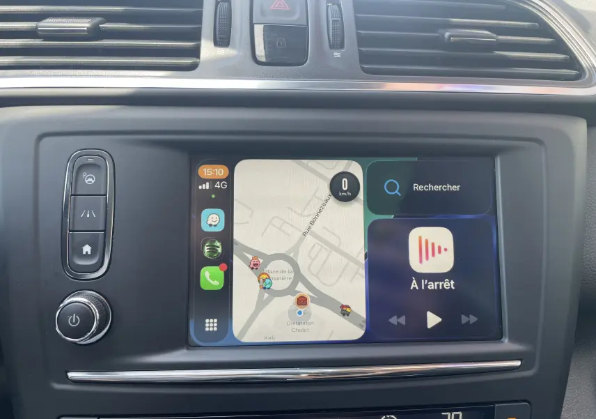 Écran tactile central du Renault Kadjar 2018 affichant la navigation et les commandes multimédia, vue de face.