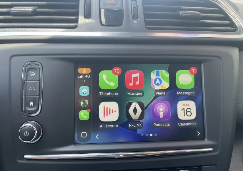 Vue rapprochée de l’écran tactile central du Renault Kadjar 2018, affichant l’interface R-LINK avec icônes colorées.