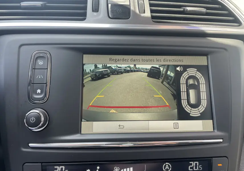 Écran de caméra de recul du Renault Kadjar rouge flamme, affichant la vue arrière avec lignes de guidage et capteurs.